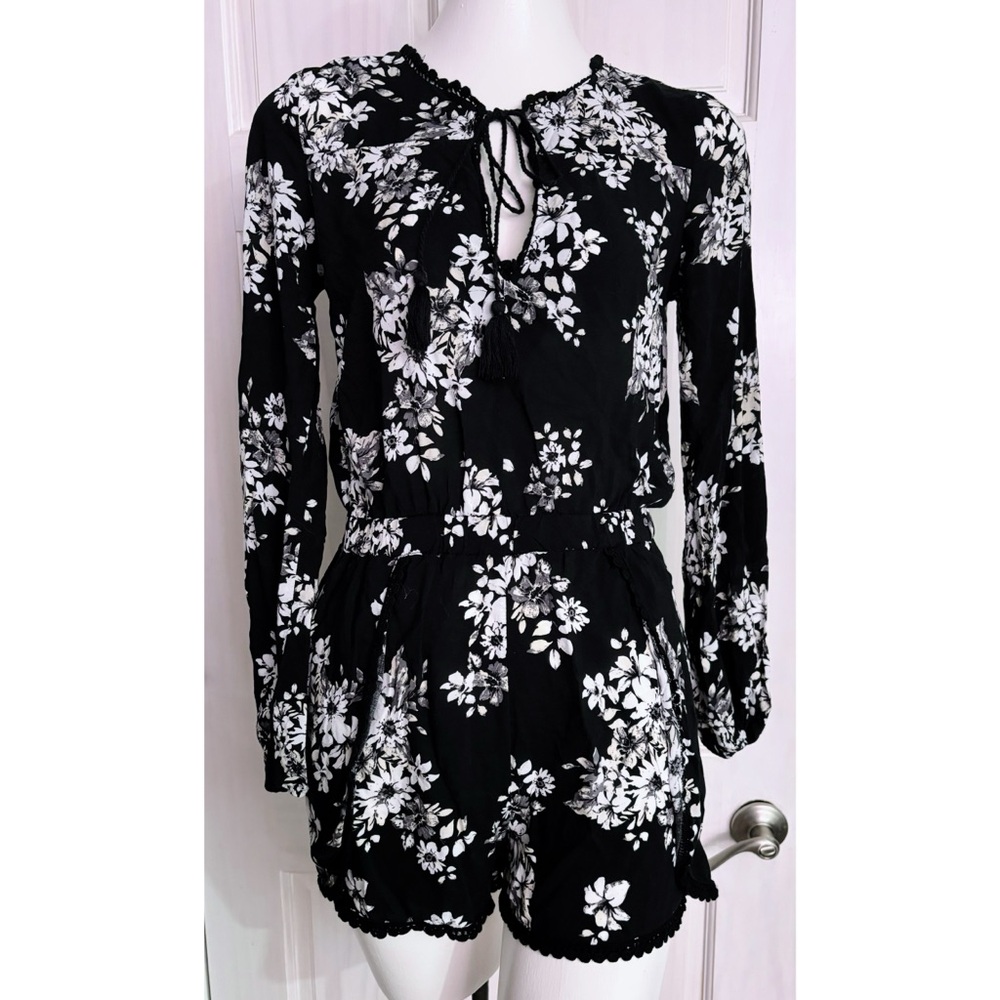 Moving Sale! Sadie & Sage Boutique Black White Floral V Neck Tie Up Romper L